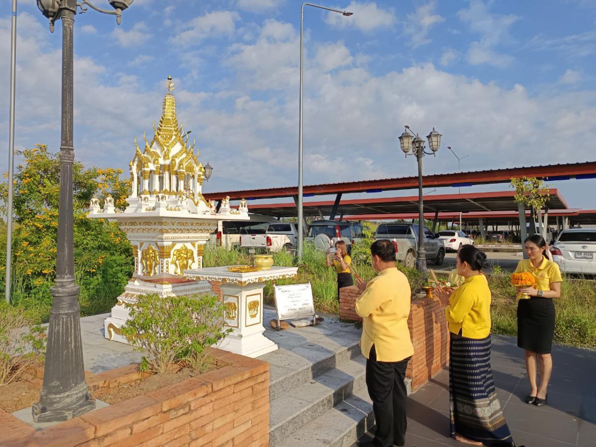  ปลัดจังหวัดลำพูน สักการะสิ่งศักดิ์สิทธิ์ภายในบริเวณศาลากลางจังหวัดลำพูน เนื่องในโอกาสได้รับแต่งตั้งให้ดำรงตำแหน่งปลัดจังหวัดลำพูน 